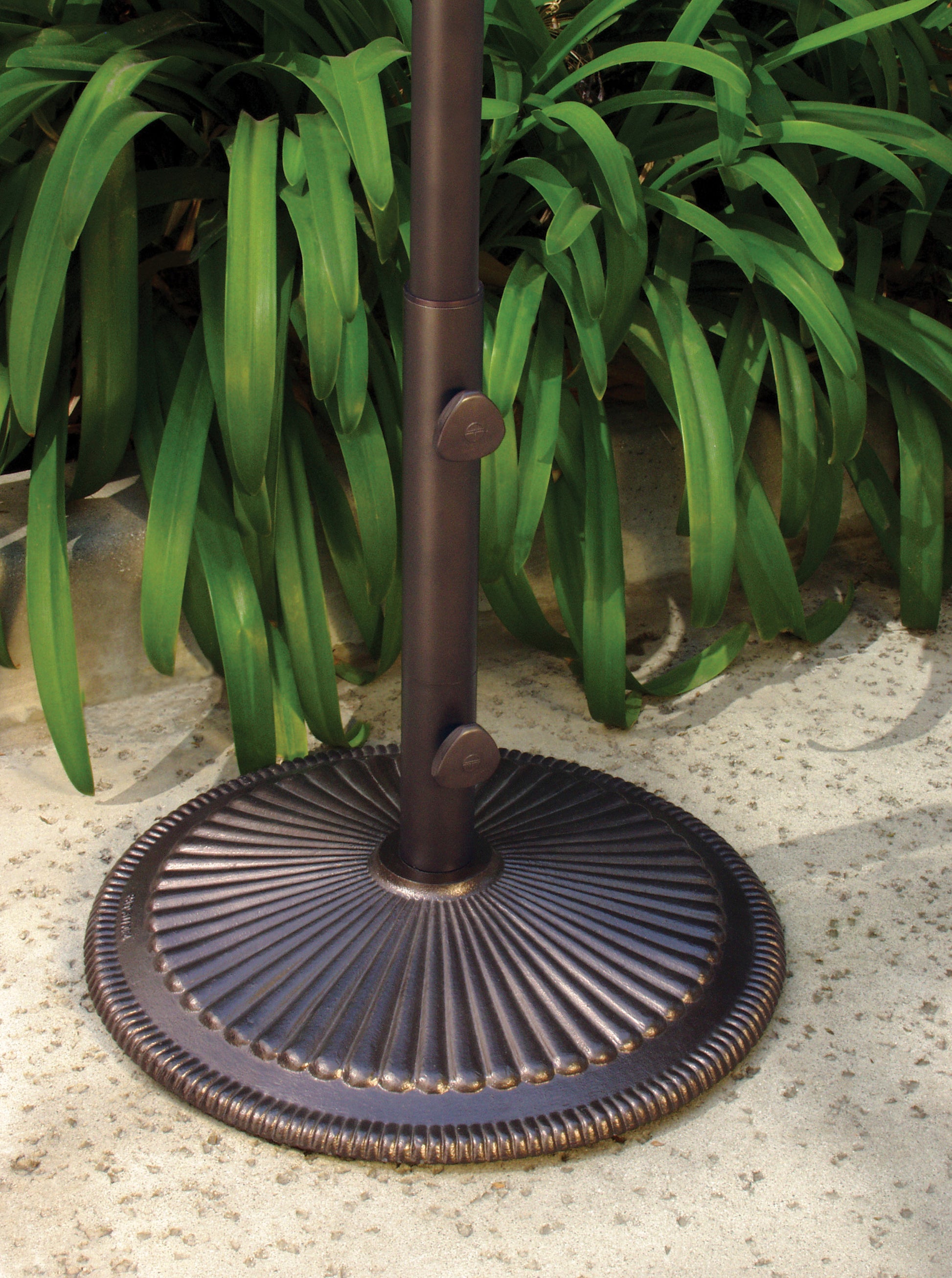 garden treasures umbrella base patio umbrella base Treasure Garden Classic Umbrella Base (Desert Bronze)